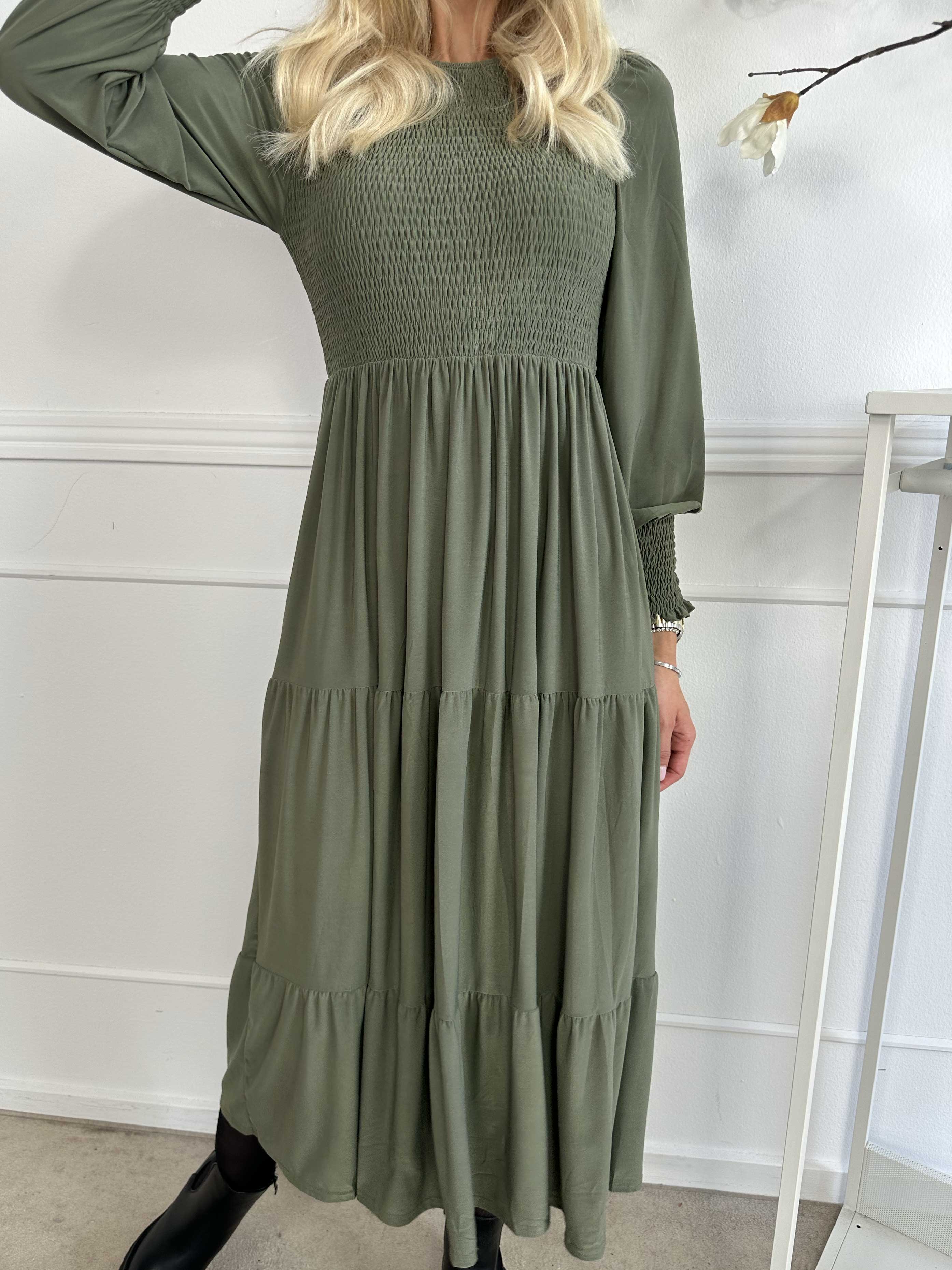 Kelly Long - Elastisk kjole med smock henover brystet